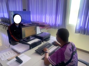 ผุ้ช่วยพนักงานสอบสวนลงข้อมูลดำเนินคดี ผู้ต้องหา “รถบรรทุกน้ำหนักเกิน” จำนวน 1 ราย