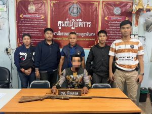 ชุดสืบสวน สภ.หินดาด ได้มีการจับกุมตัวผู้ต้องหา “มีอาวุธปืนไว้ในครอบครองโดยไม่ได้รับอนุญาตจากนายทะเบียนท้องที่” จำนวน 1 ราย